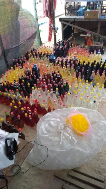 В Кирилловке отдыхающим продавали фальсификат - правоохранители изъяли 1800 литров