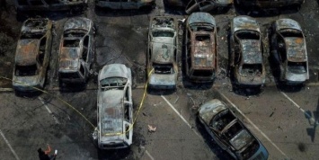 Протесты в США: спалили автосалон и сотню машин (видео)