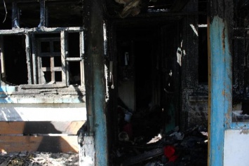 Смертельный пожар причинил разрушения всему дому (ФОТО)