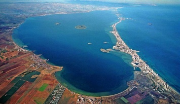 Уникальное соленое озеро в Испании спасут от водорослей