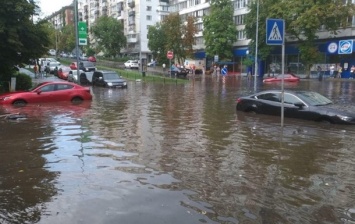 Жители столицы жалуются на затопленные из-за ливня дома