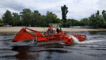 Водоемы возле пляжей Киева очистили от 270 тонн водорослей