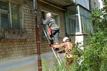 На Харьковщине спасатели помогли пенсионерке, которая не смогла самостоятельно подняться после падения, - ФОТО