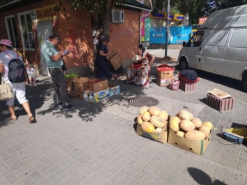 На стихийных торговцев составили очередные протоколы