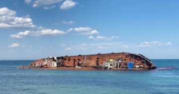 Злополучный Delfi с пляжа в центре Одессы убирает российский буксир