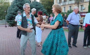 В запорожском сквере устроили душевный танцевальный вечер