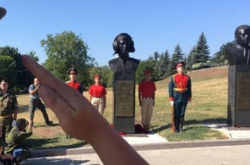 Рядом с Кобзоном: в центре Донецка поставили бюст террориста. ФОТО