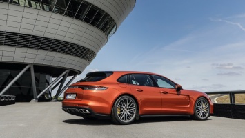 Новая версия и мощные моторы: Porsche обновил семейство Panamera