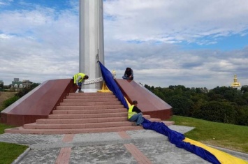 В Киеве порвался самый большой в Украине флаг: фото