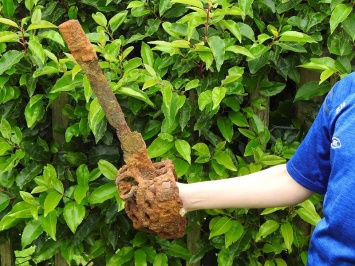 Десятилетний мальчик нашел меч XVII века