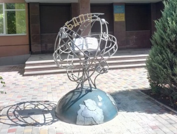 На курорте в Запорожской области появилась необычная скульптура - фото