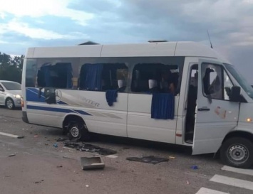 Под Харьковом обстреляли микроавтобус, есть раненные (ФОТО)