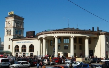 Возле столичной станции метро образовалась огромная очередь, фото