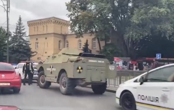 По центру Киева разъезжает военная БРДМ: фото, видео