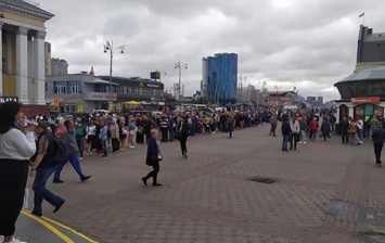 «Сотни метров»: в Киеве образовалась огромная очередь в метро