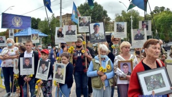 "Путинцы, опомнитесь": семьи погибших военных под Иловайском и Дебальцево провели акцию под посольством РФ в Киеве