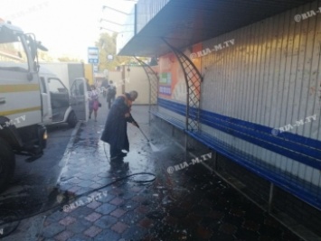Даже коммунальщики в шоке - что творится на остановке в Мелитополе (фото, видео)
