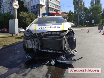 В Николаеве патрульный автомобиль полиции врезался в Fiat