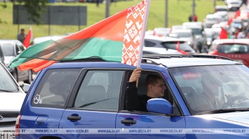 В Минске 120 водителей во главе с пресс-секретарем Лукашенко на Jeely провели автопробег в поддержки Бацьки. Фото