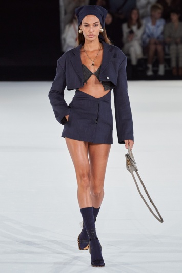 Укороченный блейзер и мини-юбка - модный комплект осени