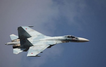 Опасные маневры: российские истребители едва разошлись с американским бомбардировщиком над Черным морем