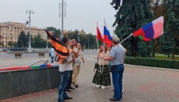 В центре Минска замечены люди с российскими и "георгиевскими" флагами