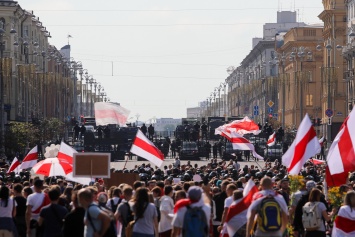 В центр Минска вводят внутренние войска. На марше протеста задержания