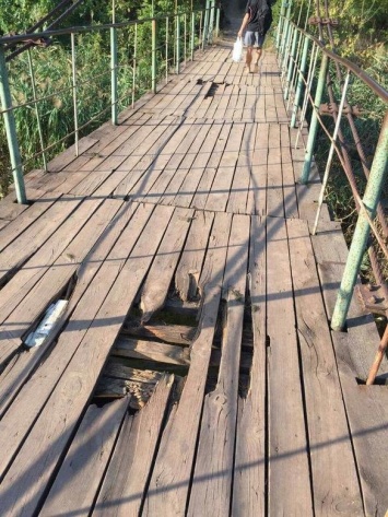 В Кривом Роге мост, по которому дети скоро будут ходить в школу, находится в аварийном состоянии, - ФОТО