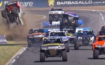 В сети показали видео лучших моменты безумных гонок Stadium Super Trucks