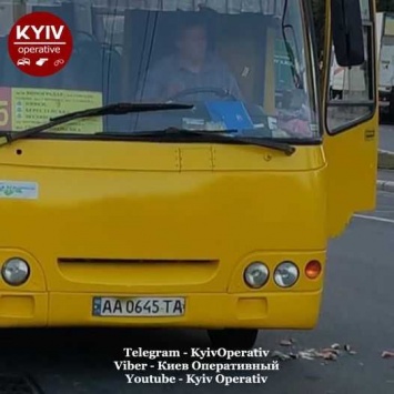 Выбросил мусор прям на дорогу: киевлян возмутил водитель маршрутки