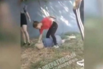 На Днепропетровщине школьницы избили девочку и выложили видео в Instagram (фото)