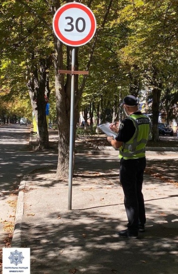 Патрульные обследуют улично-дорожную сеть возле учебных заведений Кривого Рога, - ФОТО