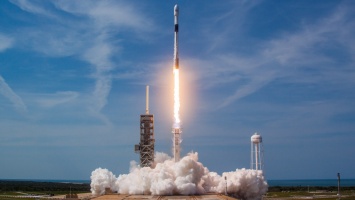 SpaceX успешно запустила ракету Falcon 9 с тремя спутниками на борту