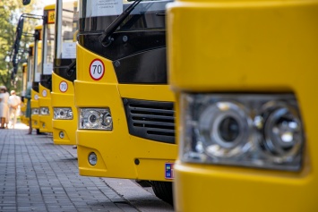 На Днепропетровщине опорным школам передали 14 новых автобусов