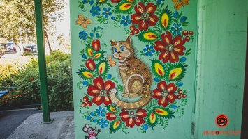 В Днепре девушка украсила подъезды Петриковской росписью