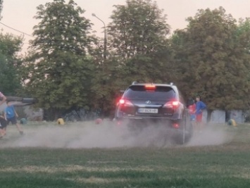 В Запорожье водитель "Лексуса" устроил дрифт на школьном стадионе, где играли дети (видео)