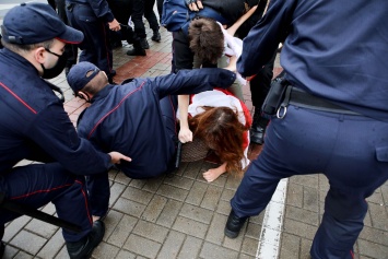 В Минске ОМОН разогнал марш студентов, есть задержанные. Трансляция