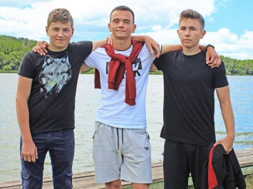 Зеленский наградил медалями трех подростков, которые спасли тонущую женщину в Винницкой области