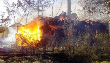 На Черниговщине загорелась сухая трава - сгорело пол переулка