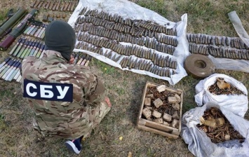 На Луганщине выявили схрон со снарядами и гранатометами