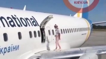 Авиакомпания жестко наказала пассажирку, гулявшую по крылу самолета в "Борисполе" (видео)