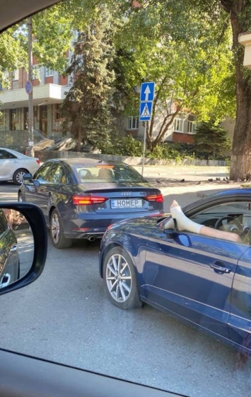 В Днепре водитель управлял автомобилем, выставив свою загипсованную ногу в окно (ФОТОФАКТ)