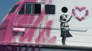 Британский уличный художник Бэнкси помог купить корабль для спасения беженцев, направляющихся в Европу из Африки (ФОТО)