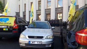 Под Верховной Радой снова митингуют "еробляхеры": каковы требования