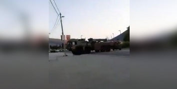 В Боснии на марше НАТО сломалась бронемашина, а эвакуировавший тягач снес столб