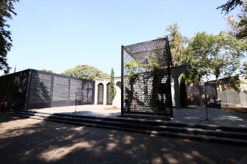 Музей-стена с именами выдающихся одесситов открылся в Преображенском парке