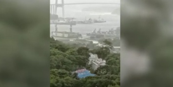 Во Владивостоке сорвавшийся во время урагана плавдок едва не повредил военные корабли