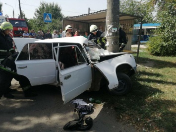 В Запорожье автомобиль врезался в столб: водителя зажало конструкциями