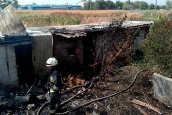 В Днепровском районе горела заброшенная постройка