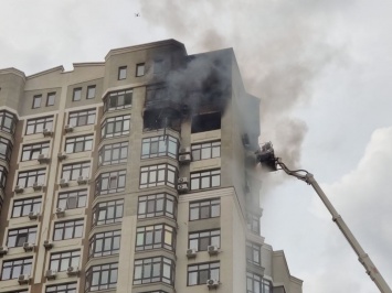 В Киеве тушат пожар на 24-м этаже, на месте нашли труп мужчины, хозяйка спаслась за окном. Фото и видео